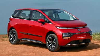 अगर आप इलेक्ट्रिक कार खरीदने की सोच रहे हैं, तो JSW MG की नई Windsor EV आपके लिए दिलचस्प ऑप्शन हो सकती है। लेकिन सवाल यह है कि अगर आप इस गाड़ी को खरीदते हैं तो कितनी डाउन पेमेंट के बाद कितनी EMI देनी होगी और आखिरकार कुल मिलाकर कार आपको कितनी महंगी पड़ेगी। आइए समझते हैं-