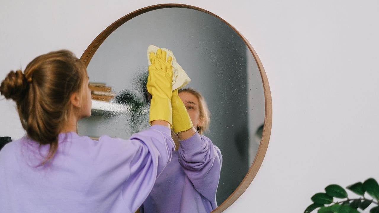 Mirror Cleaning Tips: शीशे पर जमी जिद्दी गंदगी होगी गायब, अपनाएं ये आसान घरेलू नुस्खे Mirror Cleaning Tips: शीशे पर जमी जिद्दी गंदगी होगी गायब, अपनाएं ये आसान घरेलू नुस्खे