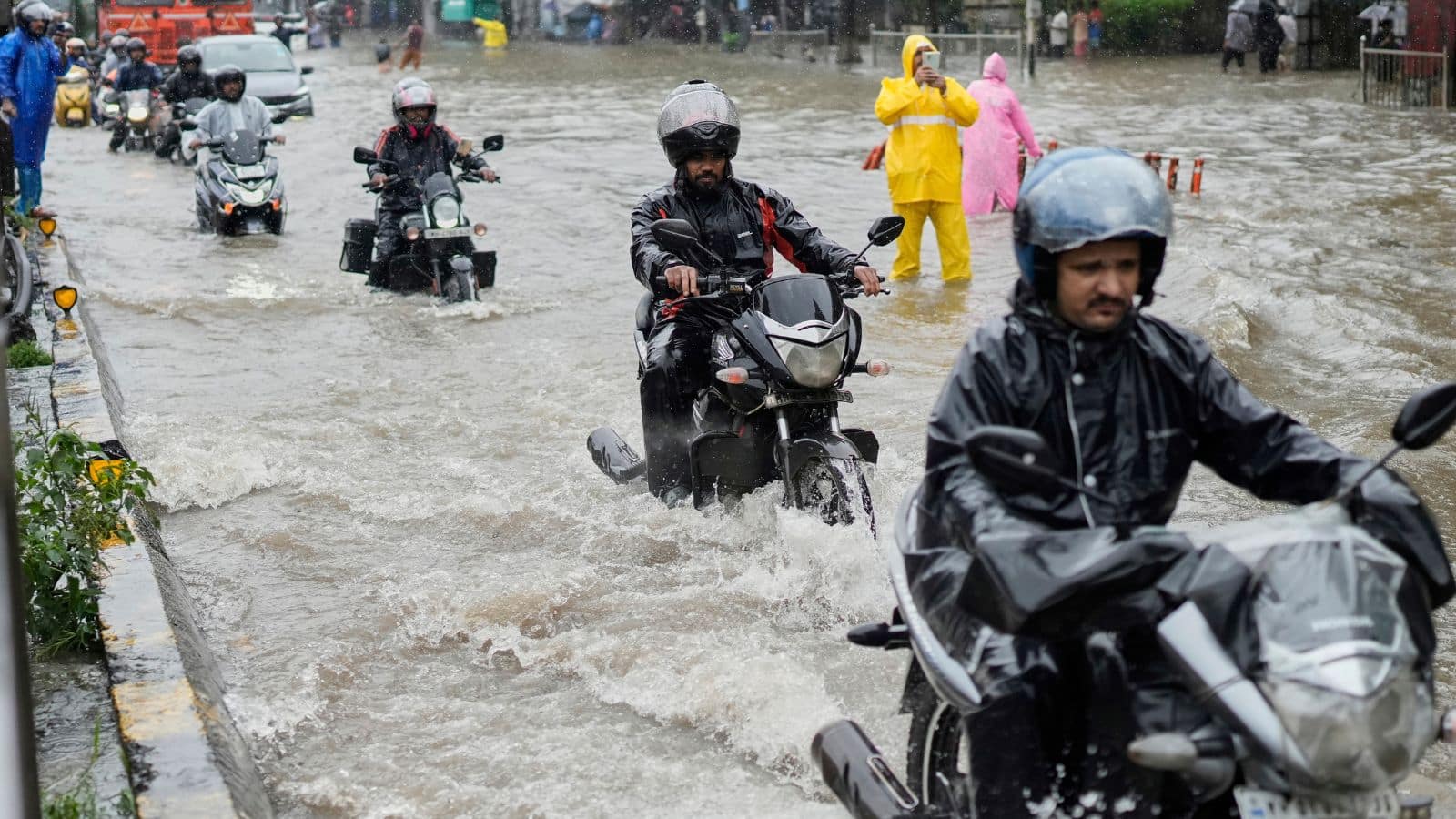 Mumbai Rain: मुंबई में भयंकर बारिश को लेकर IMD ने जारी किया रेड अलर्ट जारी, पुणे में स्कूल-कॉलेज बंद