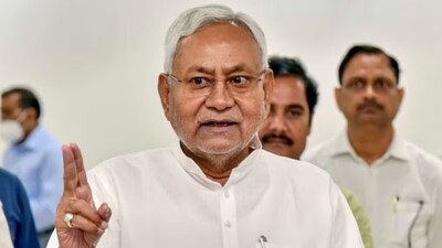 बिहार के सीएम नीतीश कुमार के एक मुस्लिम महिला का हिजाब हटाने के मामले ने तूल पकड़ लिया है।