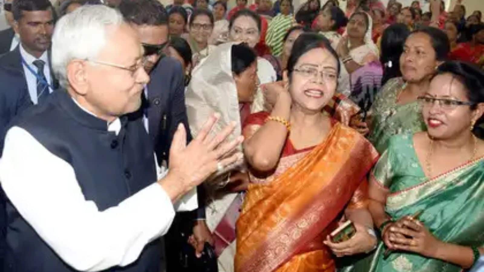 Bihar Election: चुनाव से पहले महिलाओं को नीतीश सरकार का तोहफा, खाते में आएंगे 10000, सरकार देगी 2 लाख तक की मदद!