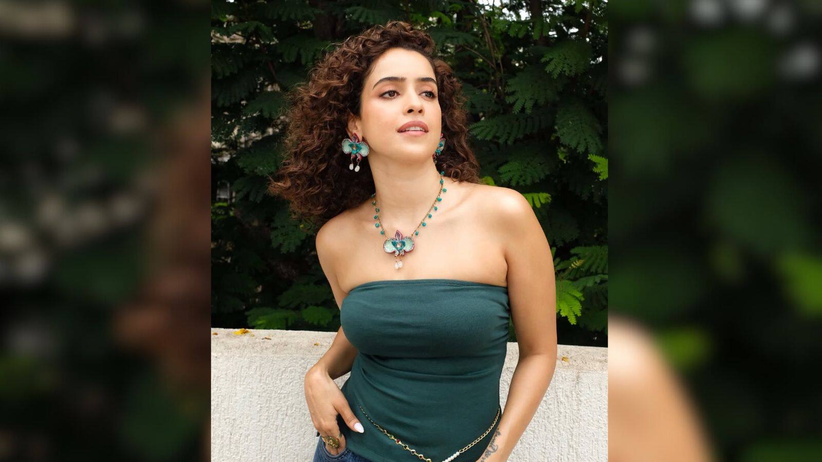 सान्या मल्होत्रा ने अपने वेकेशन लुक से हमेशा फैन्स का दिल जितती रहती है। बीच पर उन्होंने डेनिम शॉर्ट्स के साथ लाल बिकिनी टॉप पहना था जो बिल्कुल परफेक्ट लग रहा था। (Photo: Sanya Instagram) सान्या मल्होत्रा ने अपने वेकेशन लुक से हमेशा फैन्स का दिल जितती रहती है। बीच पर उन्होंने डेनिम शॉर्ट्स के साथ लाल बिकिनी टॉप पहना था जो बिल्कुल परफेक्ट लग रहा था। (Photo: Sanya Instagram)
