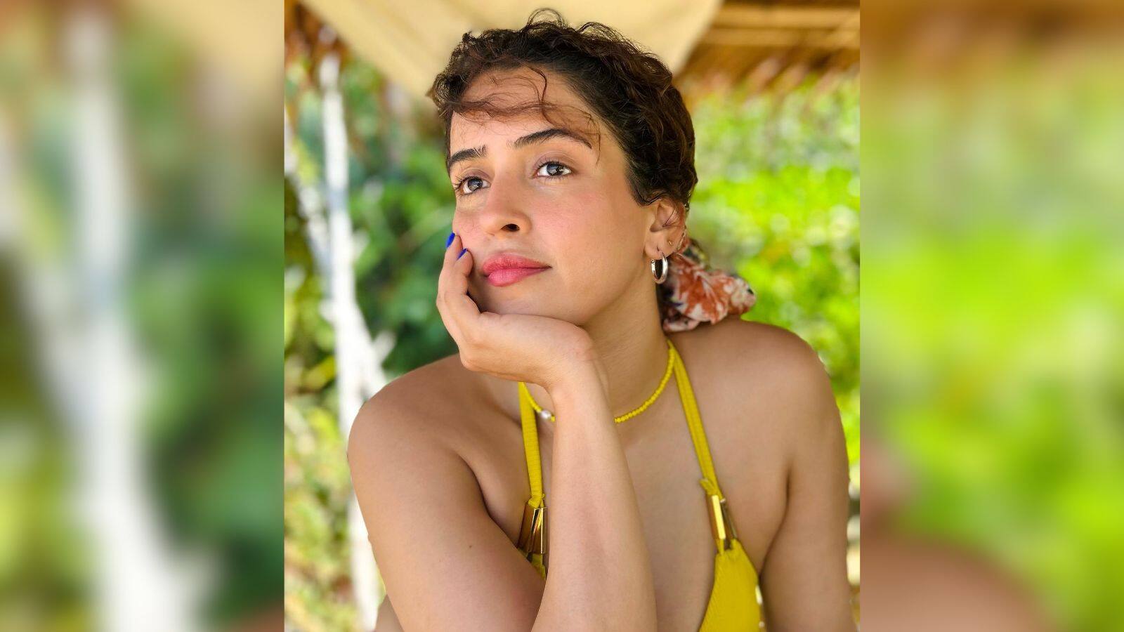 एक्ट्रेस की ये फोटो सोशल मीडिया पर तेजी से वायरल हो रहा है। सान्या मल्होत्रा के इस वेकेशन लुक से फैन्स का दिल जीत लिया है। (Photo: Sanya Instagram) एक्ट्रेस की ये फोटो सोशल मीडिया पर तेजी से वायरल हो रहा है। सान्या मल्होत्रा के इस वेकेशन लुक से फैन्स का दिल जीत लिया है। (Photo: Sanya Instagram)