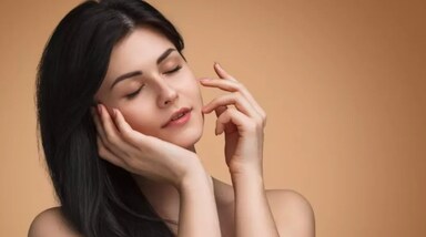 अगर आपकी सगाई या कोई फंक्शन सिर्फ एक हफ्ते बाद है, और आप चाहते हैं कि आपकी त्वचा उस दिन खिली-खिली दिखे तो आप भी ये ट्राई कर सकते हैं। 
