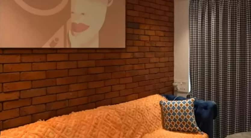 फर्नीचर के घुमावदार किनारे जैस्मिन ने चुने हैं ताकि वह कोनों से टकराएं नहीं, जिससे घर का माहौल अधिक सुंदर और सुरक्षित बना रहे। दोनों ने अलग-अलग कमरों का ध्यान रखते हुए प्राइवेसी का खास ख्याल रखा है, जिससे वे अपनी लाइफस्टाइल को आराम से बिता सकें।