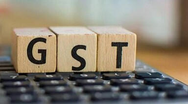 सरकार टैक्स सिस्टम को सरल और आम आदमी के लिए सस्ता बनाने की दिशा में बड़ा कदम उठाने जा रही है। अगले महीने केंद्रीय वित्त मंत्री निर्मला सीतारमण की अध्यक्षता में जीएसटी काउंसिल की बैठक में ब्रांडेड कपड़े और कई खाने-पीने की वस्तुओं को 5 प्रतिशत के जीएसटी स्लैब में लाने का प्रस्ताव रखा जा सकता है। इससे आम उपभोक्ता की जेब पर बड़ा असर पड़ेगा।
