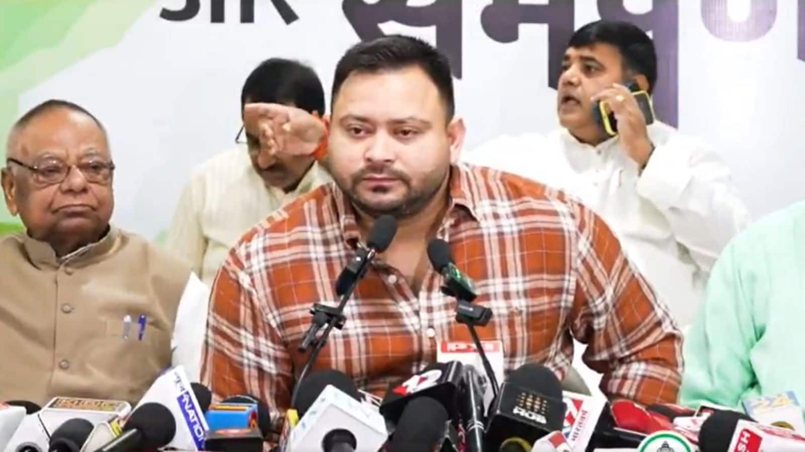 Bihar Election 2025: 'रिटायर्ड अफसरों के साथ लूट रहे बिहार' तेजस्वी यादव का CM नीतीश पर जोरदार प्रहार