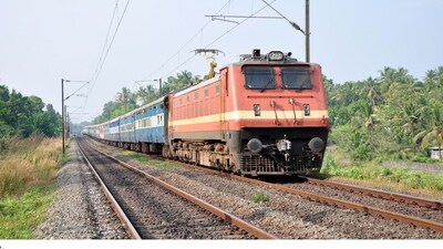 भारतीय रेलवे ने ट्रेन किराये में वृद्धि का किया ऐलान