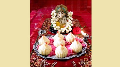 Ganesh Chaturthi 2025 Modak Recipe: गणेश चतुर्थी का पर्व आते ही बप्पा का स्वादिष्ट भोग मोदक का ध्यान अपने आप आ ही जाता है। बहुत से लोग इसे घर में बना लेते हैं, वहीं अब ये मिठाई की बहुत सारी दुकानों में भी मिलने लगा है। गौरी पुत्र गणेश के लिए यूं तो उकादिचे मोदक का विशेष महत्व है। लेकिन देश और दुनिया के कोने-कोने में फैले बप्पा के भक्त अब उसे कई नए तरीके से भी बनाने लगे हैं। इसके चॉकलेट मोदक से लेकर बेसन से बनने वाला मोदक तक शामिल है। आज हम आपके लिए बेसन के मोदक बनाने की आसान रेसिपी पेश कर रहे हैं। आइए जानें इसके बारे में। (Photo Credit : Pinterest)