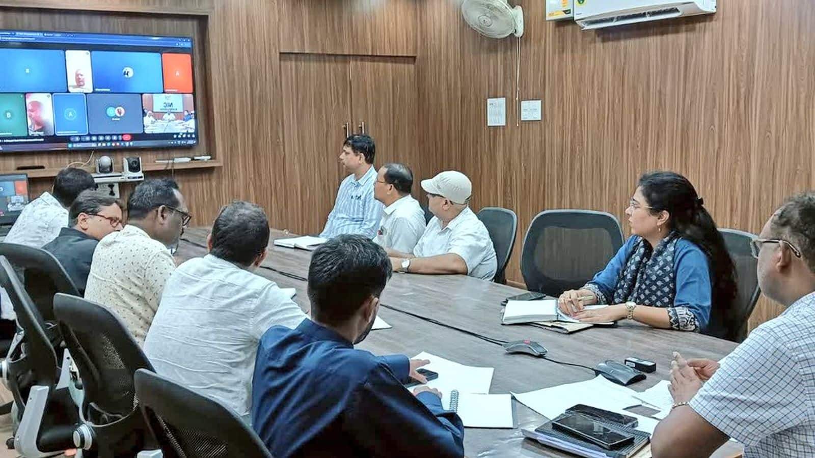 UP News: महाराजगंज DM कर रहे थे एजुकेशन पर मीटिंग, तभी स्क्रीन पर चलने लगा पोर्न VIDEO, मच गया हड़कंप
