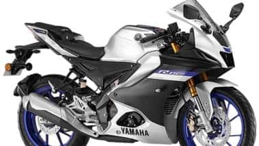 Yamaha Yamaha इस त्योहारी सीजन में अपने ग्राहकों के लिए शानदार ऑफर लेकर आया है। किसी भी ग्राहक को स्पॉट बुकिंग पर 10 साल की वारंटी मिलेगी। इसके अलावा, एक्सेसरीज पर 2,000 रुपये तक की छूट और एक्सचेंज पर 2,000 रुपये तक का बोनस भी मिलेगा। मतलब कुल मिलाकर, आप अपनी नई खरीदारी पर 4,000 रुपये से ज्यादा की बचत कर सकते हैं। साथ ही और भी रोमांचक त्योहारी ऑफर्स के लिए आपको बस अपने नजदीकी Yamaha डीलरशिप पर जाना होगा।