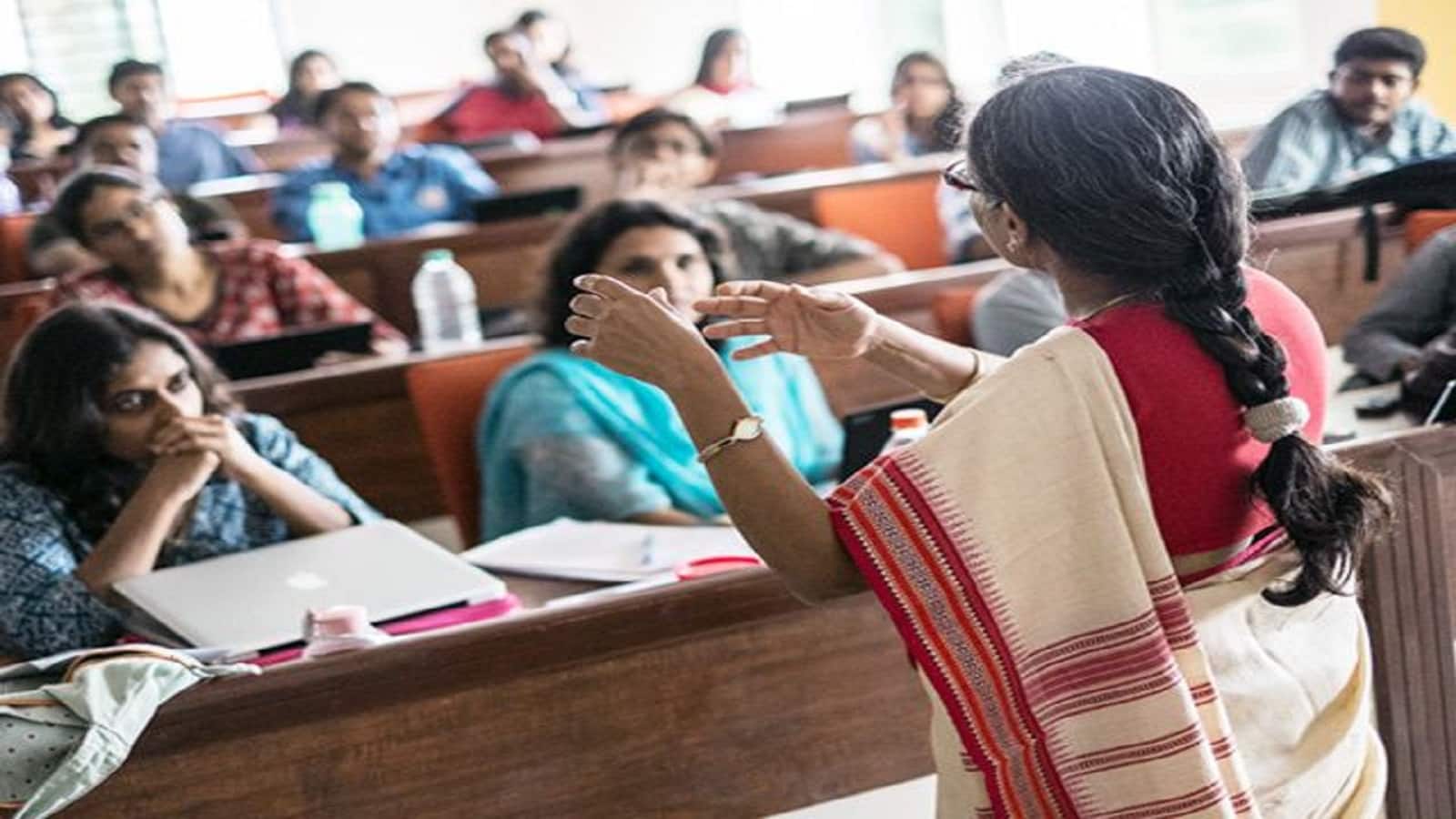 DU Assistant Professor Recruitment 2025: इस कॉलेज में होनी है 57 पदों पर भर्ती, 6 सितंबर तक करें आवेदन