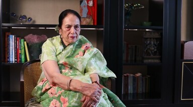 कराची में जन्मी और लुधियाना में पली-बढ़ी रजनी बेक्टर ने सिर्फ 300 रुपये के ओवन और घर के आंगन में बनी आइसक्रीम से अपना सफर शुरू किया।