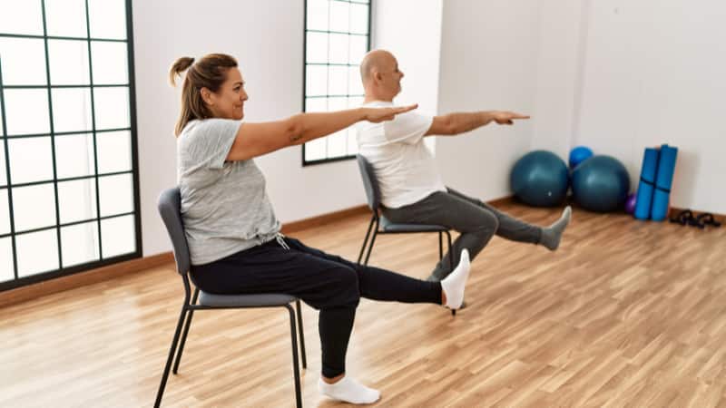Health Tips: सीनियर्स के लिए चेयर योगा है एक आसान और असरदार तरीका जो बनाएं आपकी सेहत को और भी फिट
