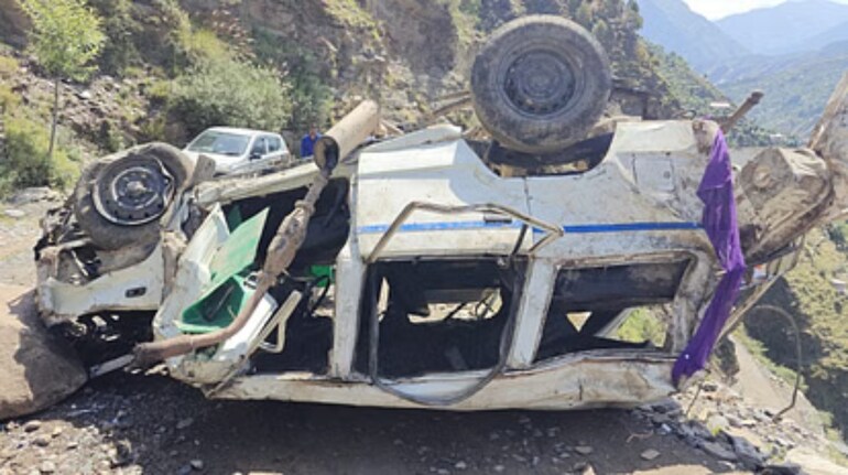 हिमाचल प्रदेश के चंबा में दर्दनाक हादसा, खाई में गिरी कार, छह लोगों की मौत