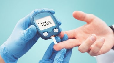 Tips to control blood sugar: डायबिटीज की समस्या शरीर की इंसुलिन प्रतिरोध क्षमता अनियंत्रित होने की वजह से होती है। इसके लिए कई कारण जिम्मेदार हैं। लेकिन जहां तक बात जीवनशैली से जुड़े कारणों की है, तो उनसे निपटने के लिए हमारी प्राचीन चिकित्सा पद्धति आयुर्वेद में कई चीजें बताई गई हैं, जिनके सेवन से हम इंसुलिन रेजिस्टेंस को नियंत्रित कर सकते हैं। आयुर्वेदिक में बताए और कई रिसर्च में साबित कुछ प्राकृतिक खाद्य पदार्थों के बारे में माना जाता है कि वे शरीर की इंसुलिन के प्रति प्रतिक्रिया को बेहतर बनाते हैं। यही कारण है कि ये उन लोगों के लिए मददगार होते हैं जो अपने ब्लड शुगर को स्थिर रखने की कोशिश कर रहे हैं। आइए जानें इन 5 चीजों के बारे में (Photo Credit: Pinterest)