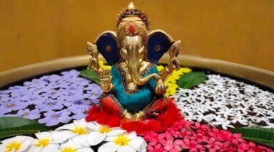 गणेश चतुर्थी का त्योहार अपने साथ खुशियों, शुभता और समृद्धि का संदेश लेकर आता है। इस पावन अवसर पर घर को शुद्ध और सकारात्मक ऊर्जा से भरने के लिए कुछ जरूरी उपायों को अपनाना बेहद आवश्यक होता है। वास्तु शास्त्र के अनुसार, गणपति भगवान की स्थापना से पहले घर में ऐसी कई चीजें होती हैं जो नकारात्मक ऊर्जा को बढ़ावा देती हैं और आपके घर की सुख-समृद्धि में बाधा डालती हैं। इसलिए, इस गणेश चतुर्थी से पहले उन वस्तुओं को घर से बाहर निकालना जरूरी है ताकि गणपति बप्पा का आगमन मंगलमय और सुखदायी हो। 
