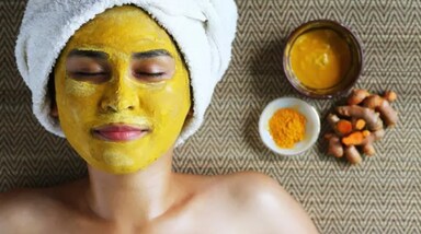 निखरी और चमकदार त्वचा हर किसी की चाहत होती है, लेकिन महंगे प्रोडक्ट्स या पार्लर जाने का मन नहीं करता है। ऐसे में अगर आप घर बैठे, किचन में रखी एक साधारण चीज से मात्र आधे घंटे में अपनी त्वचा को ग्लो करवा सकें तो कैसा होगा? 
