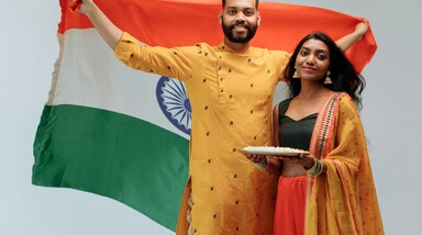 15 अगस्त का दिन हर भारतीय के लिए गर्व और देशभक्ति से भरा होता है। ऑफिस में भी इस खास मौके पर ड्रेस कोड में तिरंगे के रंगों या पारंपरिक परिधानों की झलक दिखाना एक खूबसूरत संदेश होता है। इस साल ऑफिस में प्रॉफेशनल के साथ ही देशभक्ति से भरपूर आउटफिट कैसे पहने आइए जानते हैं कुछ बेहतरीन और आसान स्टाइल ऑप्शंस।

