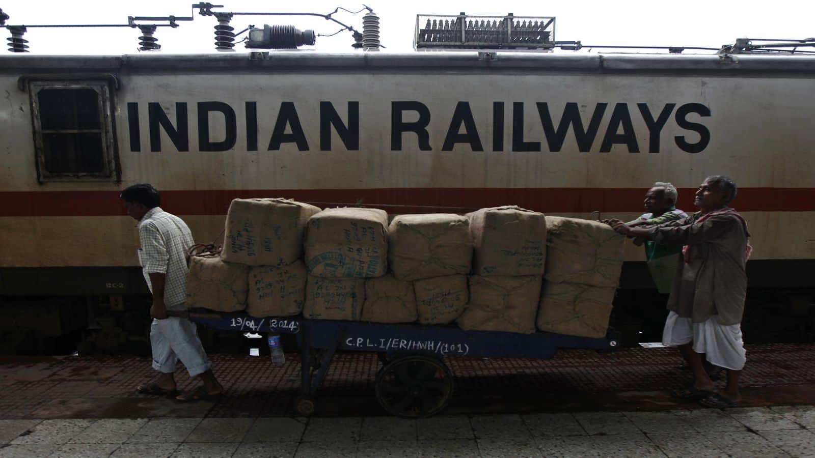 ट्रेन यात्रियों की इस हरकत से रेलवे को लगा 100 करोड़ का झटका