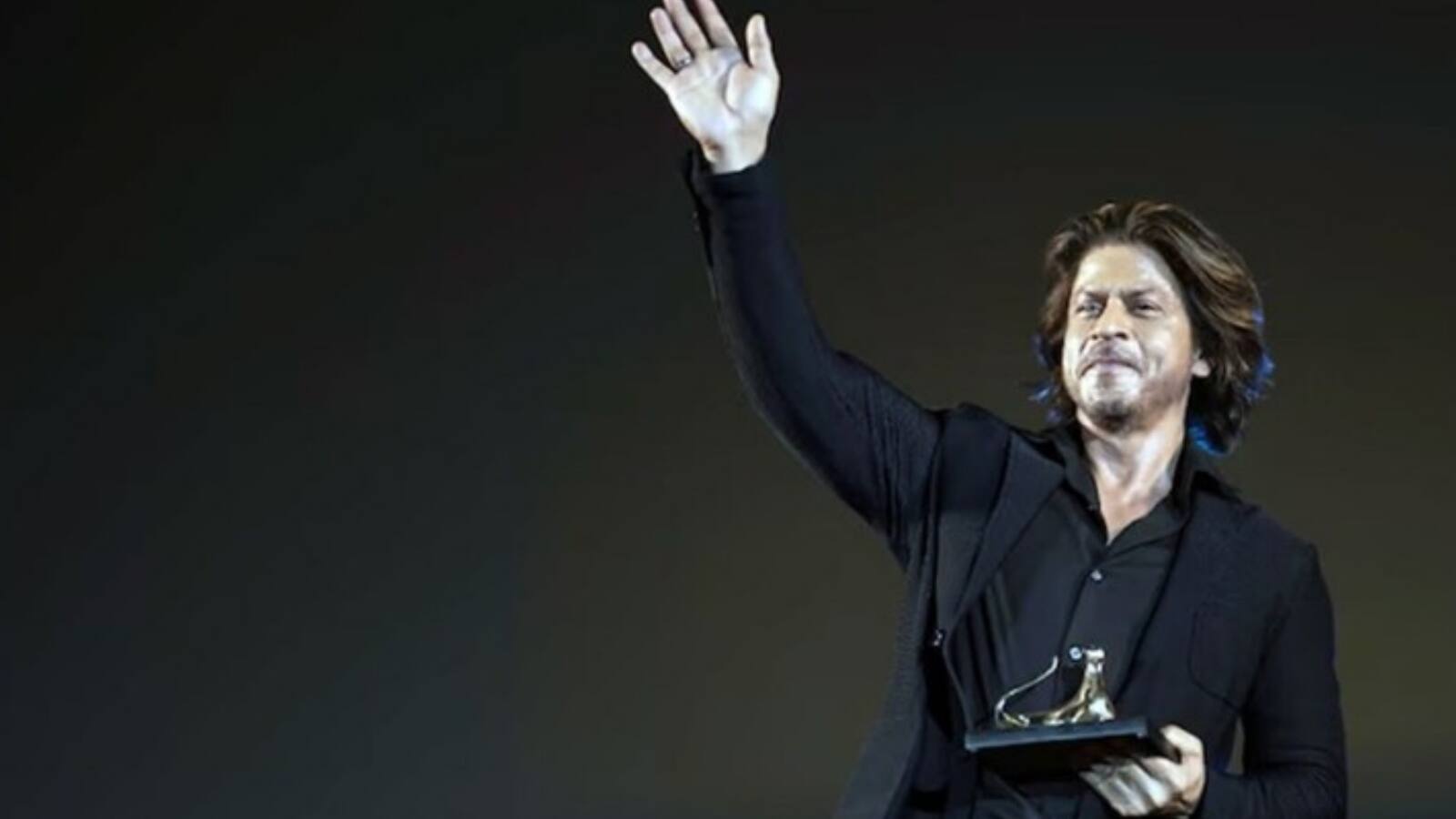 Shahrukh Khan: शाहरुख खान को मिला बेस्ट एक्टर का अवॉर्ड, क्यों उठने लगे सवाल? Shahrukh Khan: शाहरुख खान को मिला बेस्ट एक्टर का अवॉर्ड, क्यों उठने लगे सवाल?