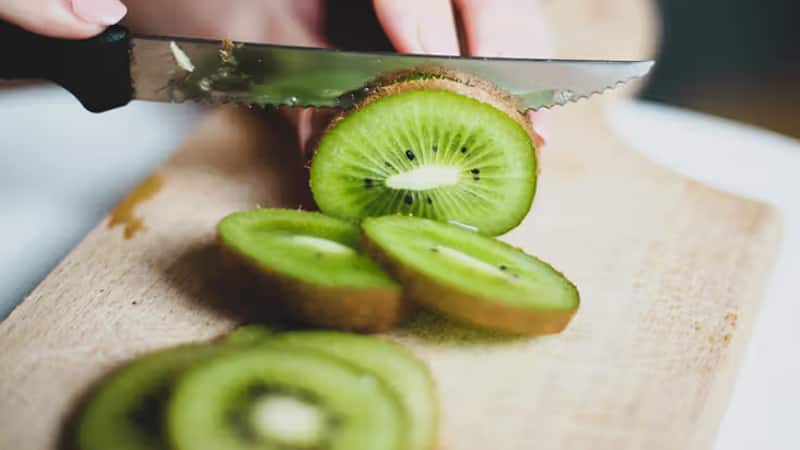 Health Tips: किवी शरीर के किस हिस्से के लिए है फायदेमंद? जानिए किवी खाने का सही तरीका!