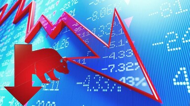 Share Market Today: भारतीय शेयर बाजारों में मंगलवार 5 अगस्त को फिर से गिरावट लौट आई। कारोबार के अंत में, बीएसई सेंसेक्स 308.47 अंक या 0.38 प्रतिशत गिरकर 80,710.25 पर बंद हुआ। वहीं, एनएसई निफ्टी 73.20 अंक या 0.30 प्रतिशत टूटकर 24,649.55 पर बंद हुआ। ऑटो को छोड़कर, बाकी सभी सेक्टोरल इंडेक्स भी लाल निशान में बंद हुए। ब्रॉडर मार्केट में भी कमजोरी देखने को मिली। बीएसई के स्मॉलकैप और मिडकैप इंडेक्स करीब 0.8 फीसदी तक गिरकर बंद हुए।