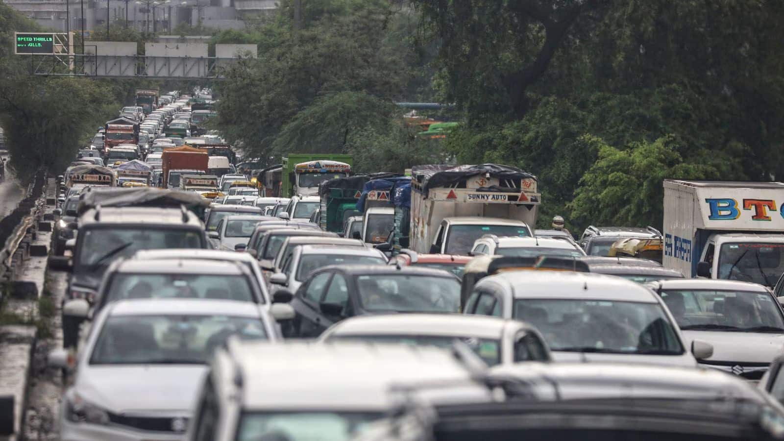 Old Vehicles In Delhi-NCR: दिल्ली में 10 और 15 साल पुरानी गाड़ी मालिकों को 'सुप्रीम' राहत, फिलहाल नहीं होगी कार्रवाई