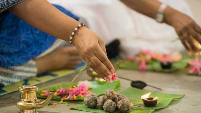 Pitru Paksha 2025: 7 सितंबर से शुरू हो रहे हैं श्राद्ध, जानें इससे जुड़ी जरूरी बातें - pitru paksha 2025 shradh is starting from 7 september know important things related to it | Moneycontrol Hindi