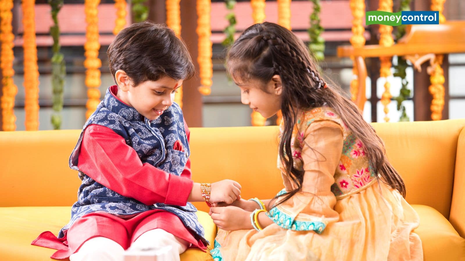 Raksha Bandhan 2025: आज के त्योहार को खास बना रहे हैं ये 4 महा संयोग, जानें राखी बांधने का शुभ मुहूर्त