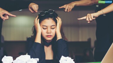 अगर आपने बैंक या किसी फाइनेंस कंपनी से लोन लिया है और किसी कारणवश समय पर किस्त नहीं चुका पा रहे हैं, तो हो सकता है कि वसूली एजेंट आपसे संपर्क करें। 