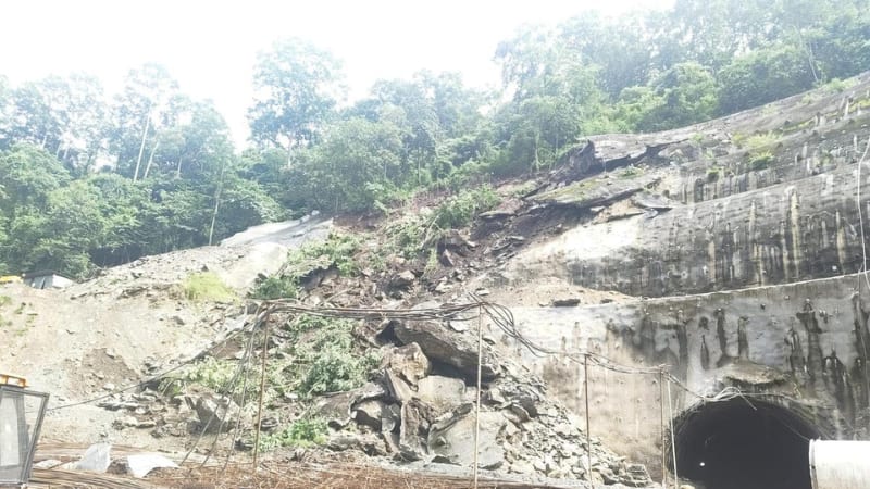 National-Sikkim Landslide: सिक्किम और राष्ट्रीय राजमार्ग 10 पर भारी बारिश से भूस्खलन, रेलवे सुरंग की सुरक्षा ढांचा गिरा और रास्ता हुआ बंद – #INA