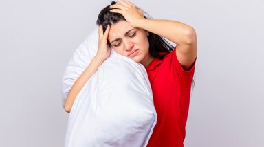 नींद न आना या बार-बार टूटना यानी अनिद्रा,  आज के तनावपूर्ण जीवन का आम हिस्सा बन गई है। दवाइयों के बजाय कुछ प्राकृतिक तरीके अपनाकर आप अपनी नींद की गुणवत्ता बेहतर कर सकते हैं। आइए जानें 5 असरदार घरेलू नुस्खे जो आपकी नींद को ठीक करने और स्लीप साइकिल को दुरुस्त करने में मदद करेंगे।
