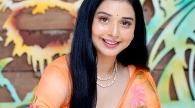 तान्या मित्तल जो महाकुंभ 2025 में मची भगदड़ के दौरान लोगों की जान बचाने के कारण सुर्खियों में आई थीं, अब बिग बॉस 19 के घर में नजर आ रही हैं। ग्वालियर की यह यंग गर्ल सोशल मीडिया इंफ्लुएंसर और एंटरप्रेन्योर होने के साथ-साथ मिस एशिया टूरिज्म भी रह चुकी हैं। आइए जानते हैं कैसे महाकुंभ की वो रात तान्या की जिंदगी बदली और उन्हें इस रियलिटी शो तक पहुंचाया।  
