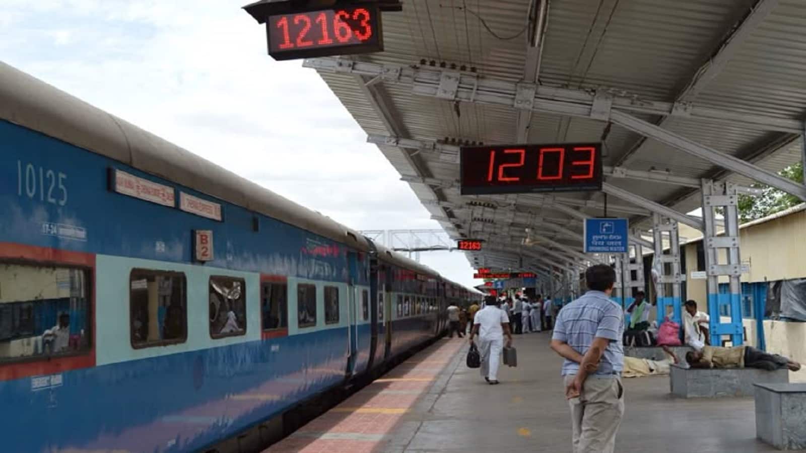 राखी और तोहफों के साथ ट्रेन में बैठी महिला बीच यात्रा से हुई गायब, दो हफ्ते बाद भी नहीं मिला कोई सुराग राखी और तोहफों के साथ ट्रेन में बैठी महिला बीच यात्रा से हुई गायब, दो हफ्ते बाद भी नहीं मिला कोई सुराग