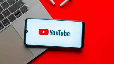 यूट्यूब ने यूजर्स की उम्र की सही पहचान के लिए एक नया AI-आधारित सिस्टम विकसित किया है, जो पहले से ही अमेरिका में टेस्टिंग के दौर में है। इसका मकसद खासकर किशोरों को उनकी आयु के अनुसार सही कंटेंट उपलब्ध कराना है ताकि वे अनजाने में अनुपयुक्त सामग्री से बच सकें। यह तकनीक उनके वीडियो देखने के पैटर्न, अकाउंट गतिविधि और पसंदीदा कैटेगरीज के आधार पर काम करती है।  

