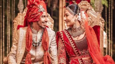धनश्री वर्मा और यजुवेंद्र चहल का नाम तब से सुर्खियों में बना हुआ है, जब से एक पॉडकास्ट में यजुवेंद्र ने अपने तलाक पर खुलकर बात की। हालांकि, क्या आप जानते हैं कि इनका रिश्ता टूटने की वजह क्या है? धनश्री और यजुवेंद्र ने 2020 में शादी की थी और इस साल की शुरुआत में दोनों ने अलग होने का फैसला किया। मार्च में अदालत से दोनों को मार्च 2025 में तलाक मिल गया। (Photo Credit: NW 18)