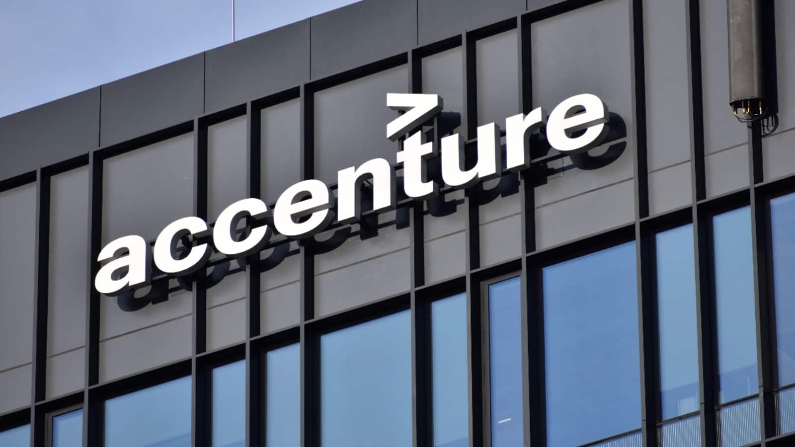 Accenture layoffs 2025: Accenture ने की 3 महीनों में 11,000 कर्मचारियों की छंटनी, AI बनी बड़ी वजह