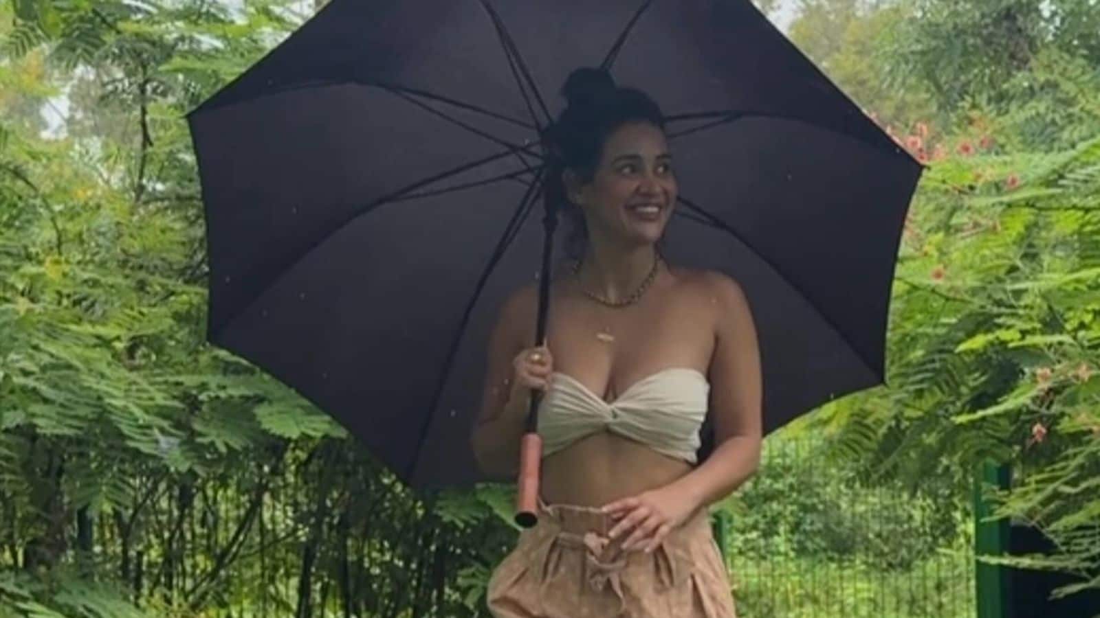 फैंस ने उनके स्टाइल और कॉन्फिडेंस की जमकर तारीफ की, कोई उन्हें फैशन आइकॉन कह रहा था तो कोई उनकी फिटनेस और ग्लैमरस अंदाज की काफी तारीफ कर रहा था। (Photo: Aisha Instagram)