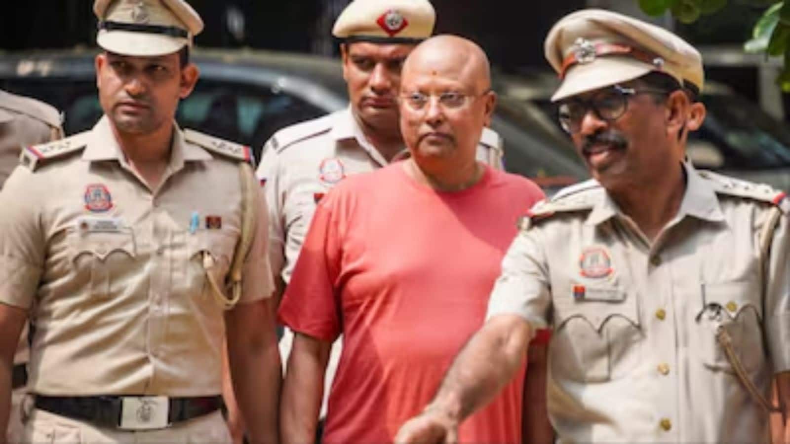 Delhi Ashram Case: 40 दिनों में बदले 13 होटल, साधुओं के साथ रहा! गिरफ्तारी से बचने के लिए बाबा चैतन्यानंद के पैंतरों का खुलासा