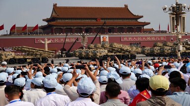 China 80th Victory Day Parade Photo: चीन ने सैन्य शक्ति का प्रदर्शन करते हुए बुधवार (3 सितंबर) को एक विशाल परेड में पहली बार कई नए हथियारों का प्रदर्शन किया। इसमें लेजर हथियार, परमाणु बैलिस्टिक मिसाइल, पानी के नीचे काम करने वाले विशाल ड्रोन के अलावा पांचवीं पीढ़ी के विमान शामिल थे।
