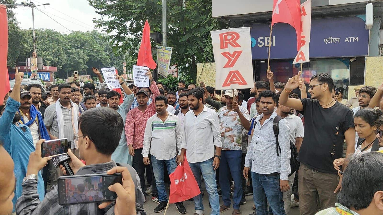 बिहार चुनाव 2025: पटना में संविदा कर्मियों का आंदोलन जारी, नीतीश सरकार के खिलाफ खूब गूंजे नारे