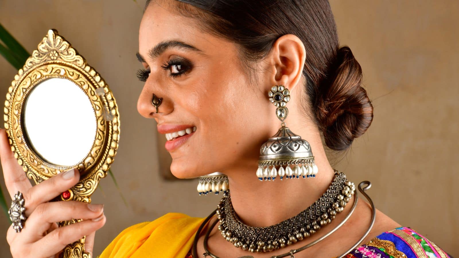 नवरात्रि में डांडिया नाइट्स के लिए स्टाइलिश लुक चाहिए? ये मेकअप ट्रिक्स जरूर अपनाएं!