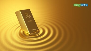 Gold reserves: सोना सिर्फ आभूषण या संपत्ति का प्रतीक नहीं है, बल्कि आर्थिक सुरक्षा का मजबूत स्तंभ भी है। डिजिटल पेमेंट और क्रिप्टो के जमाने में भी इसकी अहमियत कम नहीं हुई है। जिन देशों के पास ज्यादा सोने के भंडार हैं, वे मुद्रास्फीति और मुद्रा उतार-चढ़ाव से सुरक्षित रहते हैं। साथ ही यह निवेशकों का भरोसा बढ़ाता और आर्थिक स्थिरता मजबूत करता है। जानिए किन देशों के पास है गोल्ड का सबसे बड़ा भंडार।
