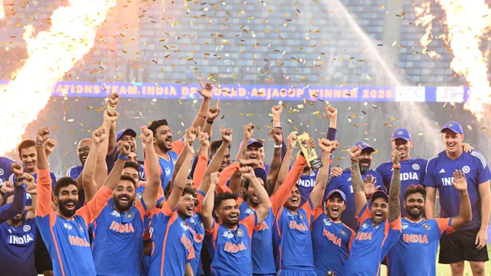 IND vs PAK: सेल्फी, शोर और ट्रॉफी के बिना....टीन इंडिया ने एशिया कप जीतने के बाद ऐसे मनाया जश्न, देखें वीडियो
