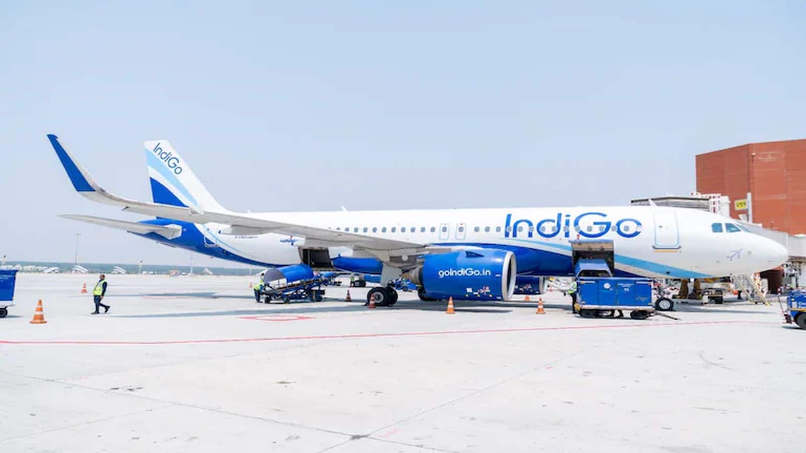 IndiGo फ्लाइट की बेंगलुरु एयरपोर्ट पर इमरजेंसी लैंडिंग, सभी 177 यात्री सुरक्षित