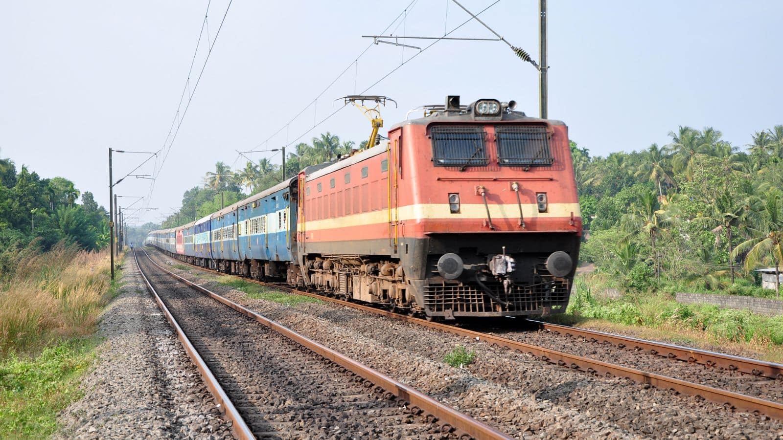 Indian Railways: ट्रेन में ये छोटी सी खिड़की बचाती है आपका सामान, 90% लोग नहीं जानते