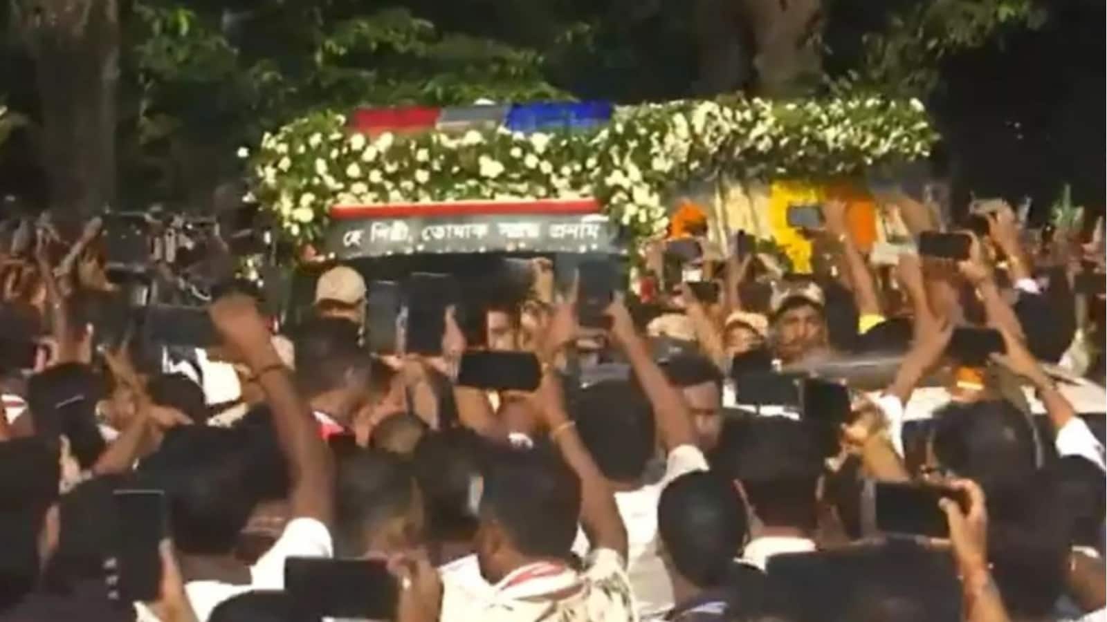 Zubeen Garg Last Rites: जुबिन गर्ग की अंतिम यात्रा में उमड़ी लोगों की भीड़, नम आंखों से सिंगर को दी गई विदाई