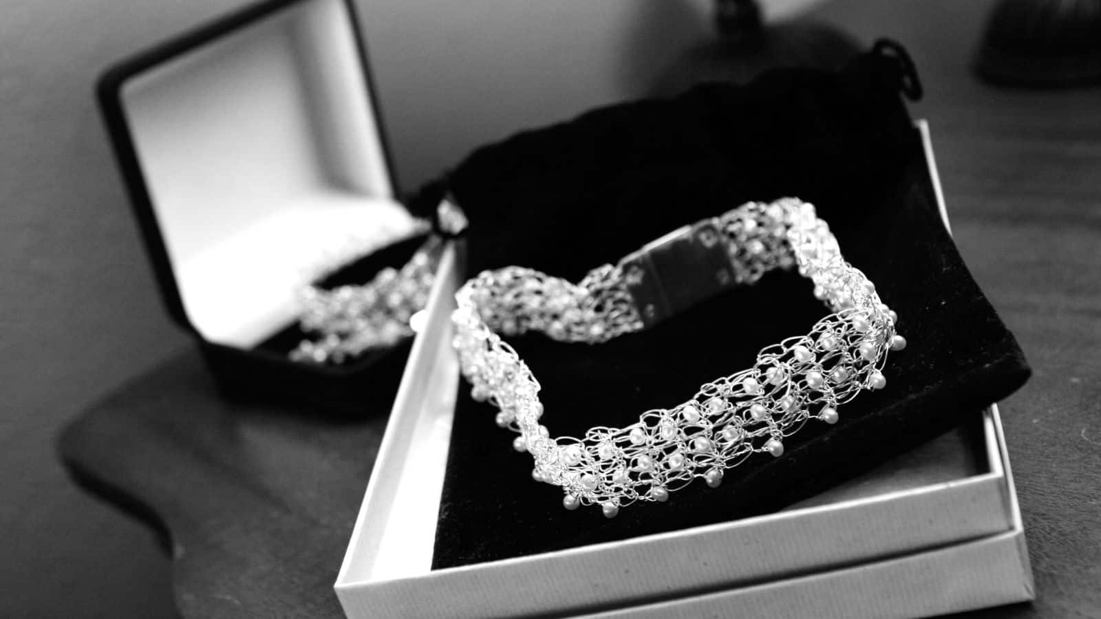 Jewellery cleaning tips: घर बैठे चमकाएं सोने-चांदी के गहने, जानें आसान और असरदार तरीके