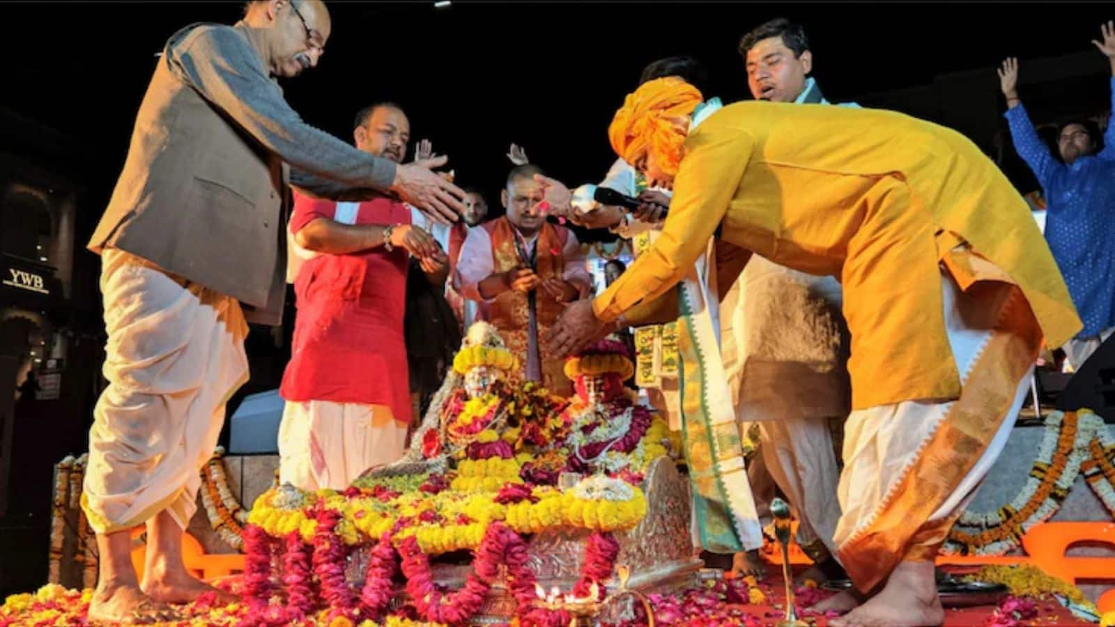 काशी विश्वनाथ मंदिर के पुजारियों और कर्मचारियों को मिला सरकारी कर्मचारी का दर्जा, तीन गुना बढ़ा वेतन